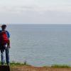 Zwei Wanderer vor der Ostsee